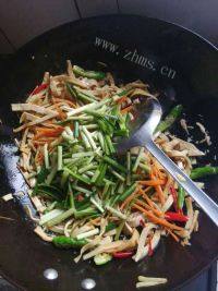家常菜韭菜炒豆皮做法图解9)