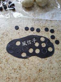 美味的熊猫豆沙包做法图解15)