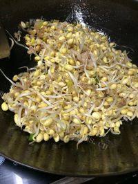 家常菜黄豆芽炒肉丝做法图解6)
