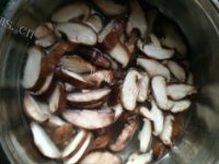 美味的菌菇汤做法图解4)
