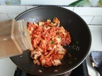 珍馐美味的辣白菜炒五花肉做法图解7)
