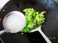 炒西兰花做法图解6)