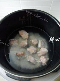 家常鱼皮排骨鲍鱼粥做法图解3)