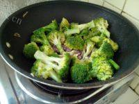 好吃不腻的西兰花炒牛肉做法图解9)