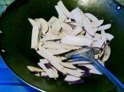 红烧肉茄子做法图解3)