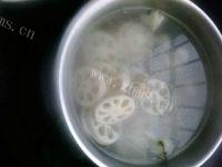 美味的莲藕排骨汤做法图解4)