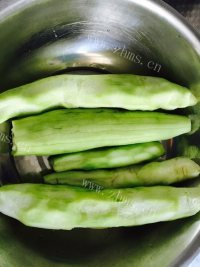色香味俱全的虾仁炒丝瓜做法图解2)