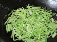 家常菜芹菜回锅肉做法图解4)
