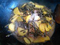 家常的牛肉土豆炒干豆角做法图解13)