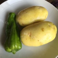 家常菜青椒炒土豆丝做法图解1)