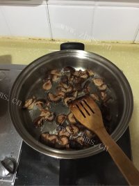 好吃的牛筋香菇煲做法图解2)
