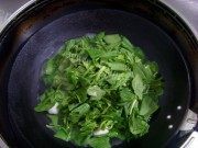 美味的菠菜鱼丸汤做法图解3)