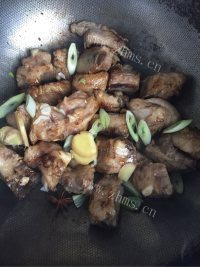 可口的红烧排骨做法图解5)