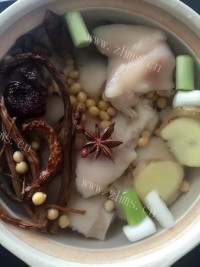 自制茶树菇黄豆猪蹄煲做法图解7)