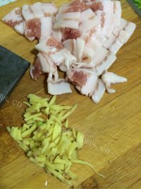 家常菜蒜薹炒肉做法图解2)