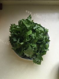美味营养的蒸芹菜叶做法图解1)