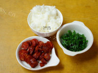 芳香四溢的香肠炒饭做法图解1)
