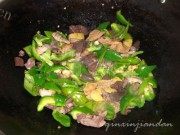 家常菜辣椒炒鸡杂做法图解5)