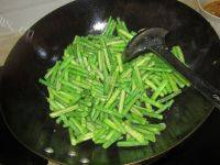 家常菜蚝油炒豆角做法图解6)