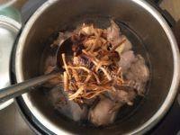 美味的茶树菇番鸭汤的做法图解七
