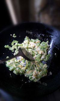 外婆教我做苦瓜炒鸡蛋做法图解9)
