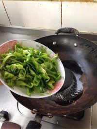 家常菜青椒炒鸡蛋做法图解3)