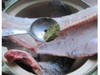 好吃的蒸腊鱼做法图解5)