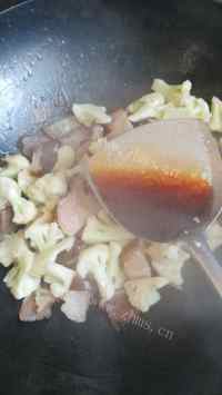 家常菜腊肉炒花菜做法图解10)