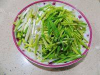 家常菜蒜苗炒肉丝做法图解2)
