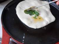自制韭菜鸡蛋灌饼做法图解17)