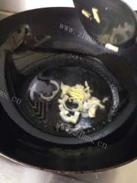 芳香四溢的蒜苔炒肉做法图解6)