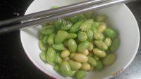 家常丝瓜毛豆炒香菇做法图解5)