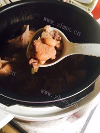 美味的莲藕花生猪骨汤做法图解6)