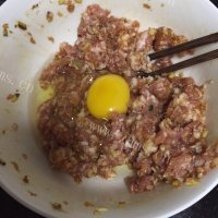 美味的芹菜肉包子做法图解2)