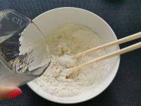 美味的葱油饼做法图解2)