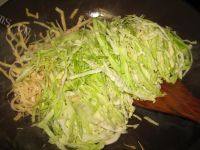 家常菜洋白菜炒豆片做法图解7)