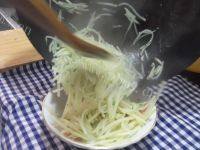 脆脆的的酸溜土豆丝做法图解8)
