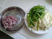 家常菜茭白青椒炒肉丝做法图解1)