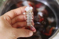 美味的香辣炒虾尾做法图解2)