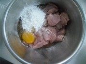 美味的菠萝咕佬肉做法图解2)