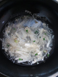芳香四溢的金针菇汤做法图解5)