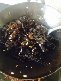 回味无穷的木耳炒鸡蛋做法图解5)