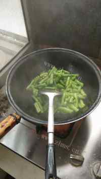 开胃的家常炒豆角做法图解4)