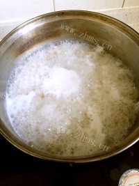 色香味俱全的皮蛋瘦肉粥做法图解6)