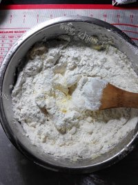 自制蛋黄椰蓉球做法图解6)