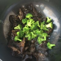 家常菜木耳炒西兰花做法图解11)