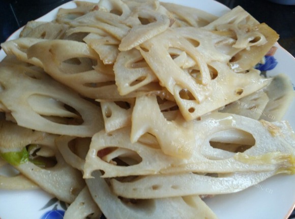色泽鲜亮的炒藕
