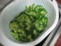 家常菜苦瓜炒木耳做法图解1)
