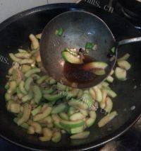 家常菜肉炒角瓜做法图解8)