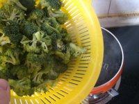 虾仁炒西兰花自制做法图解3)